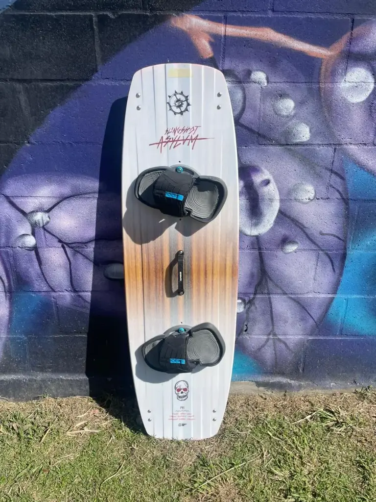 SLINGSHOT ASYLUM V5 141 USADO